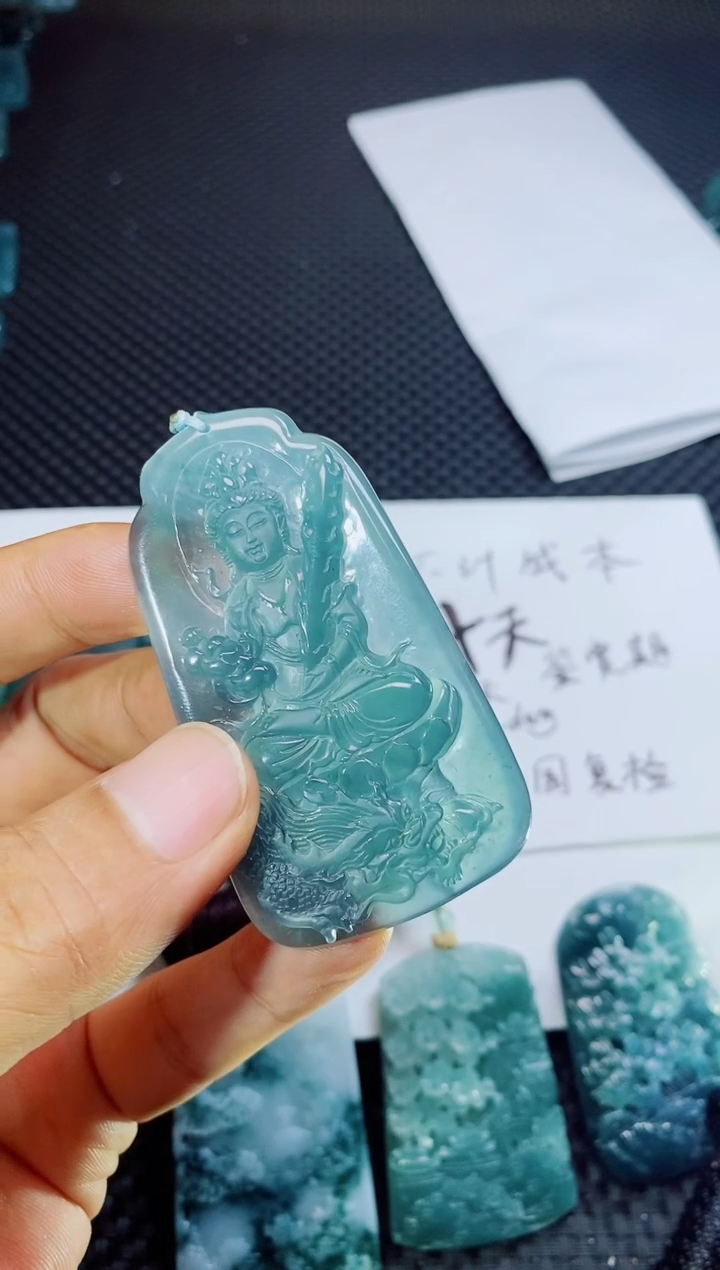 翡翠未镶嵌颈饰蝎*          