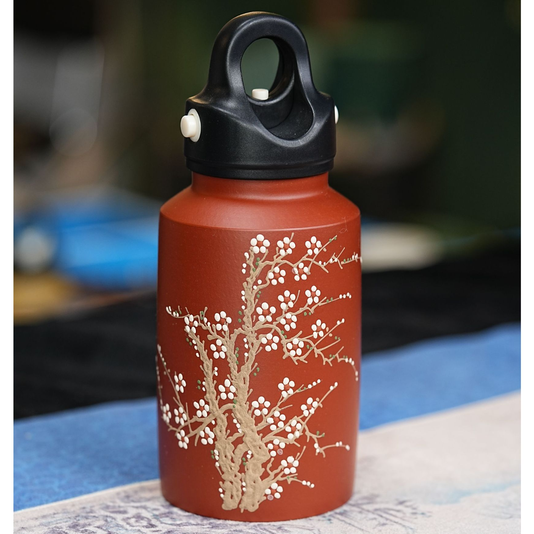 【2702手提杯】宜兴原矿紫砂手工堆绘梅花手提杯