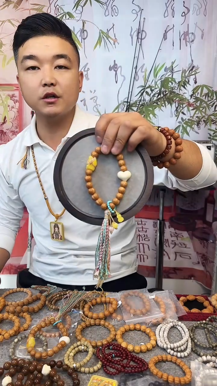 手串猴头核桃屁桃手持爱心
