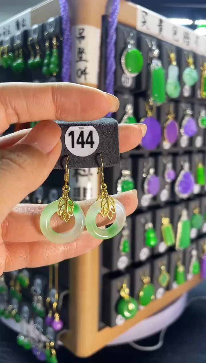 【闪购商品】翡翠耳饰银S925镶嵌144....