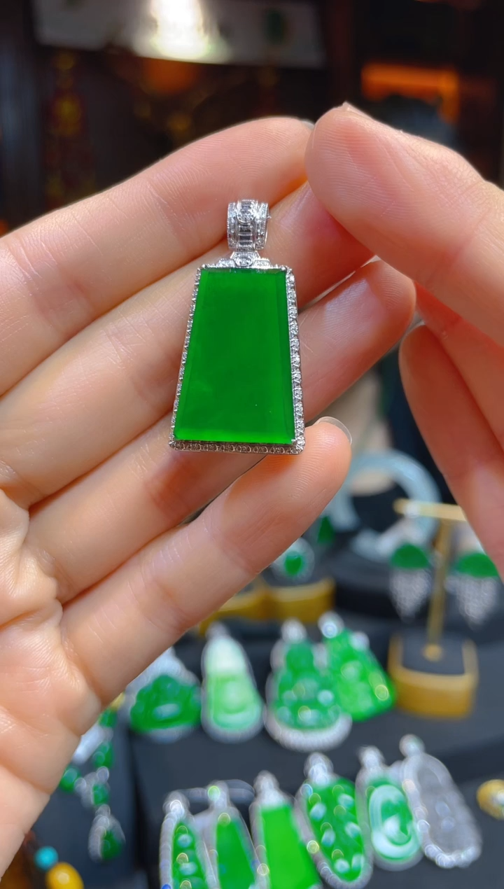 【闪购商品】翡翠颈饰18K金镶嵌118360天然A货翡翠无事牌