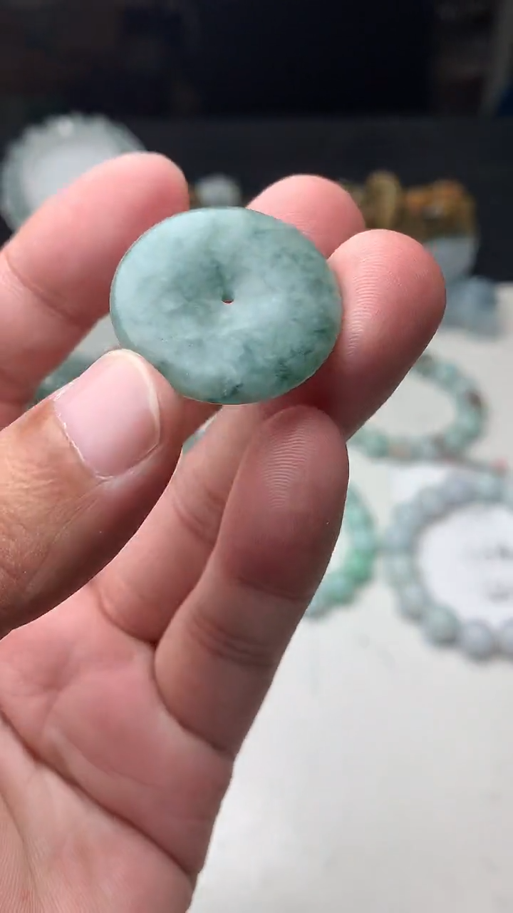颈饰未镶嵌翡翠珠子