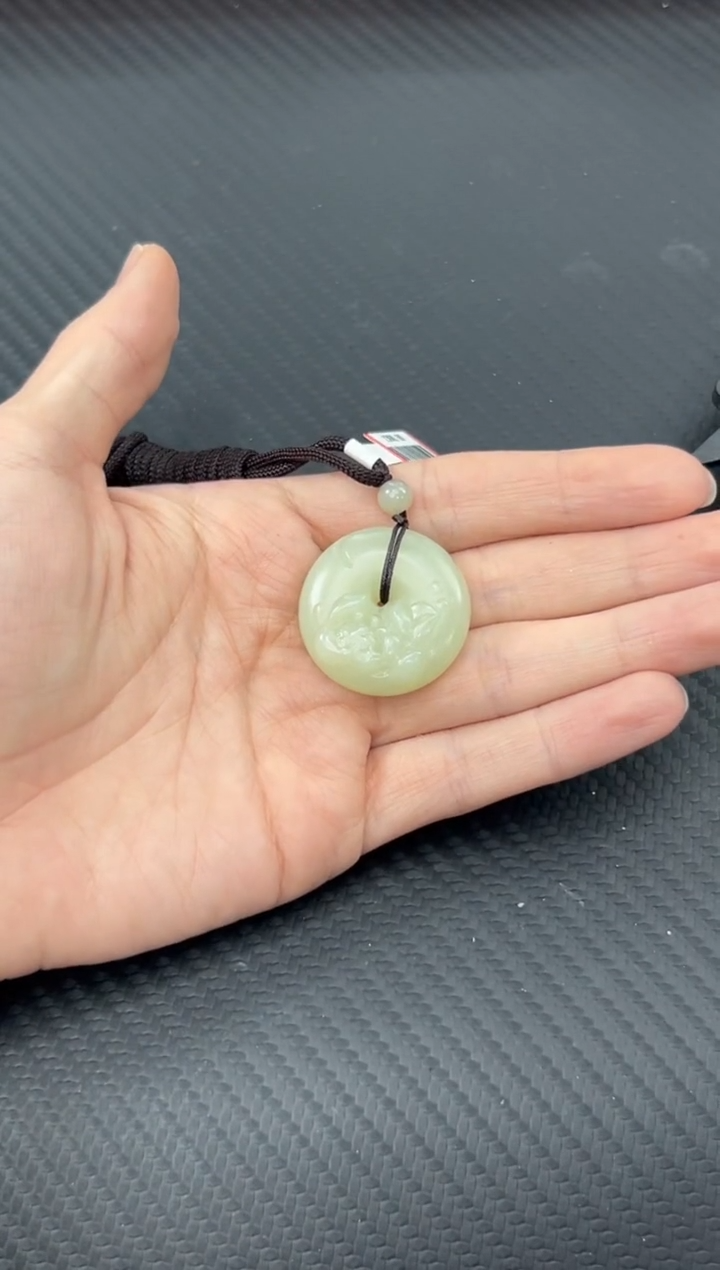 【闪购商品】和田玉吊坠(赠链)未镶嵌且末微色差迪克兰吊坠