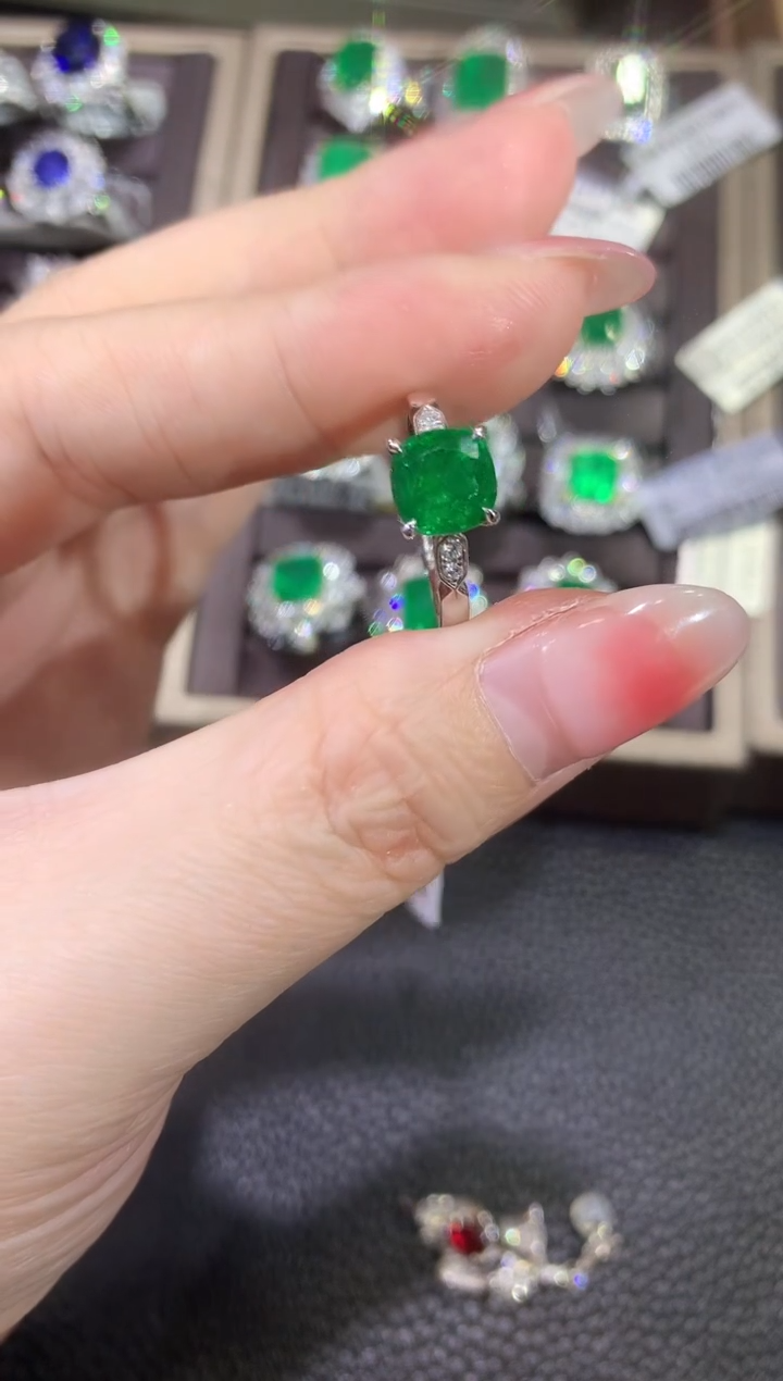 【闪购商品】祖母绿戒指18K金镶嵌D66 