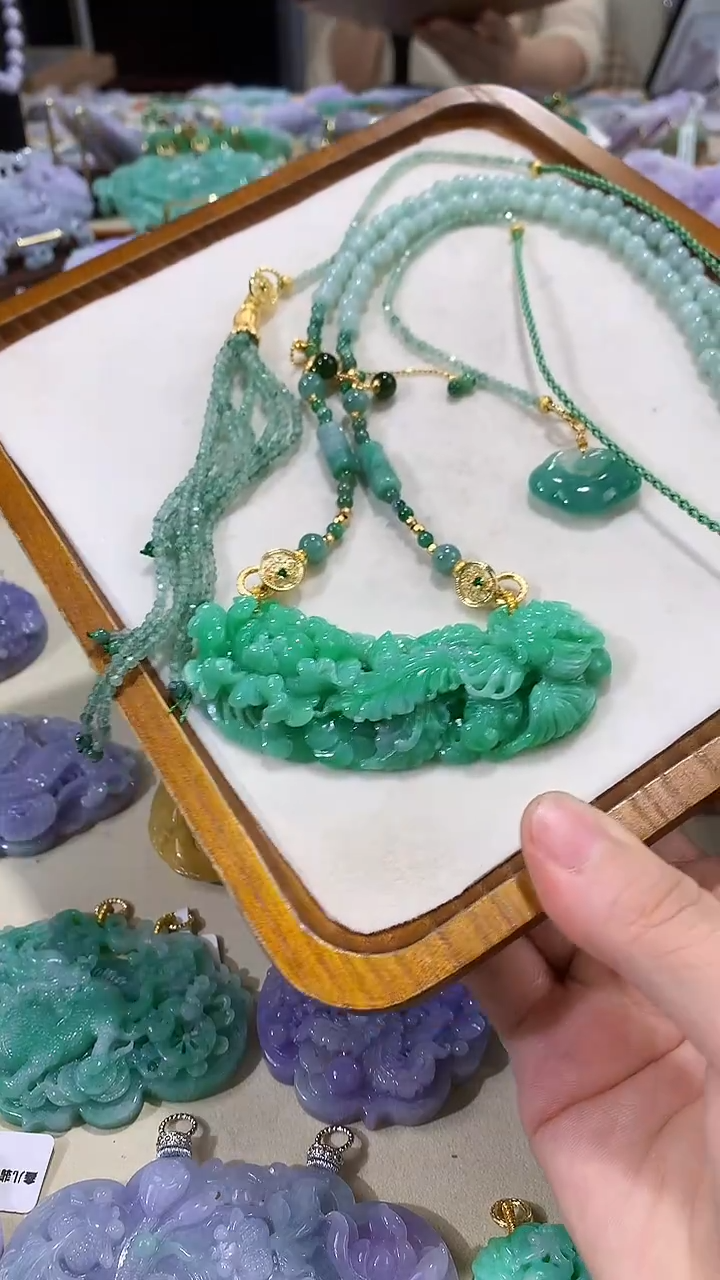 颈饰未镶嵌翡翠吊坠