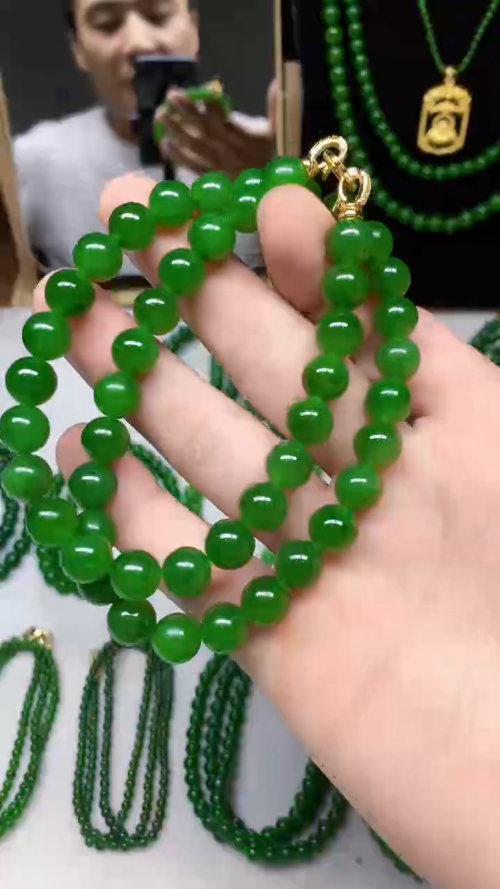 和田玉（碧玉）未镶嵌项链卡10的阳绿色