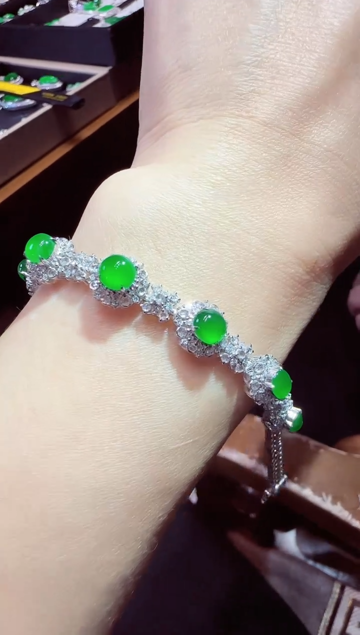 【闪购商品】翡翠手链18K金镶嵌蛋面