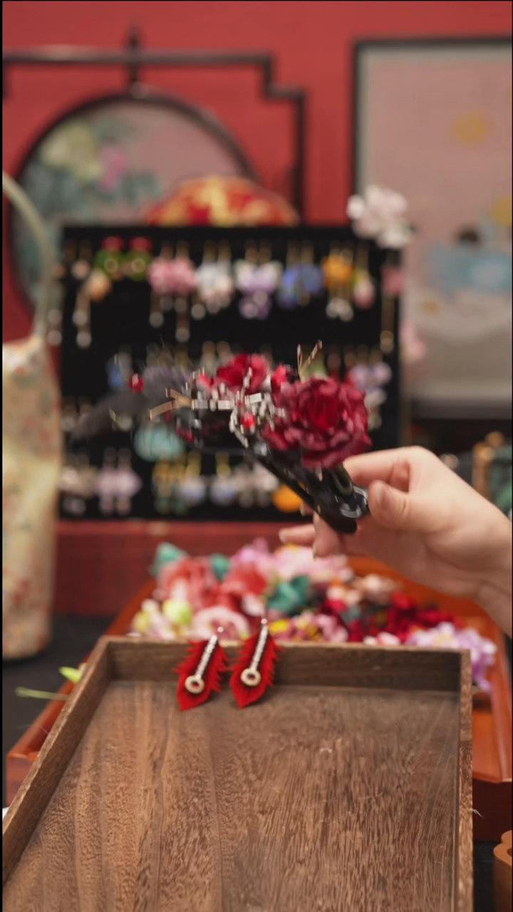 刺绣非遗绒花饰品 