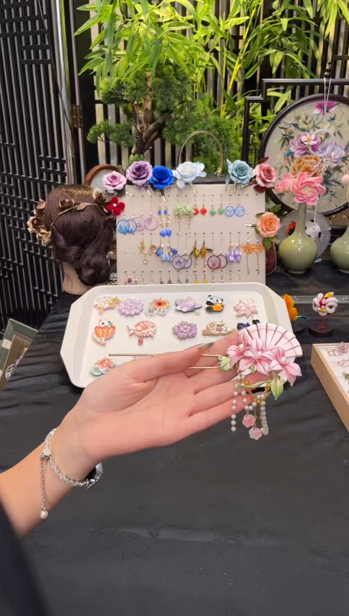 织绣对**晚非遗绒花手工饰品