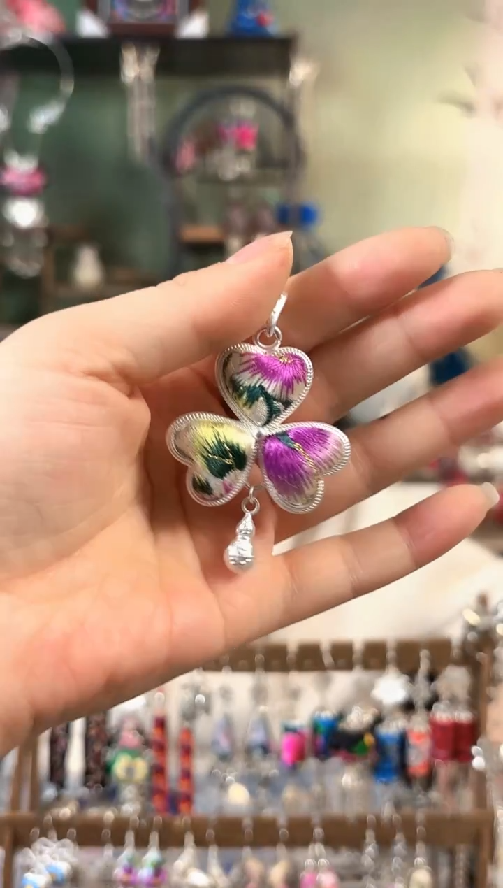 彩云南阁非遗老绣饰品517