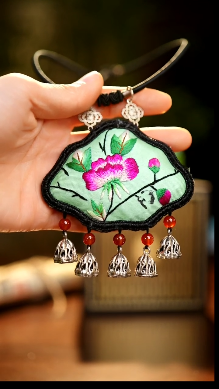 刺绣私人定制苗族手工W500