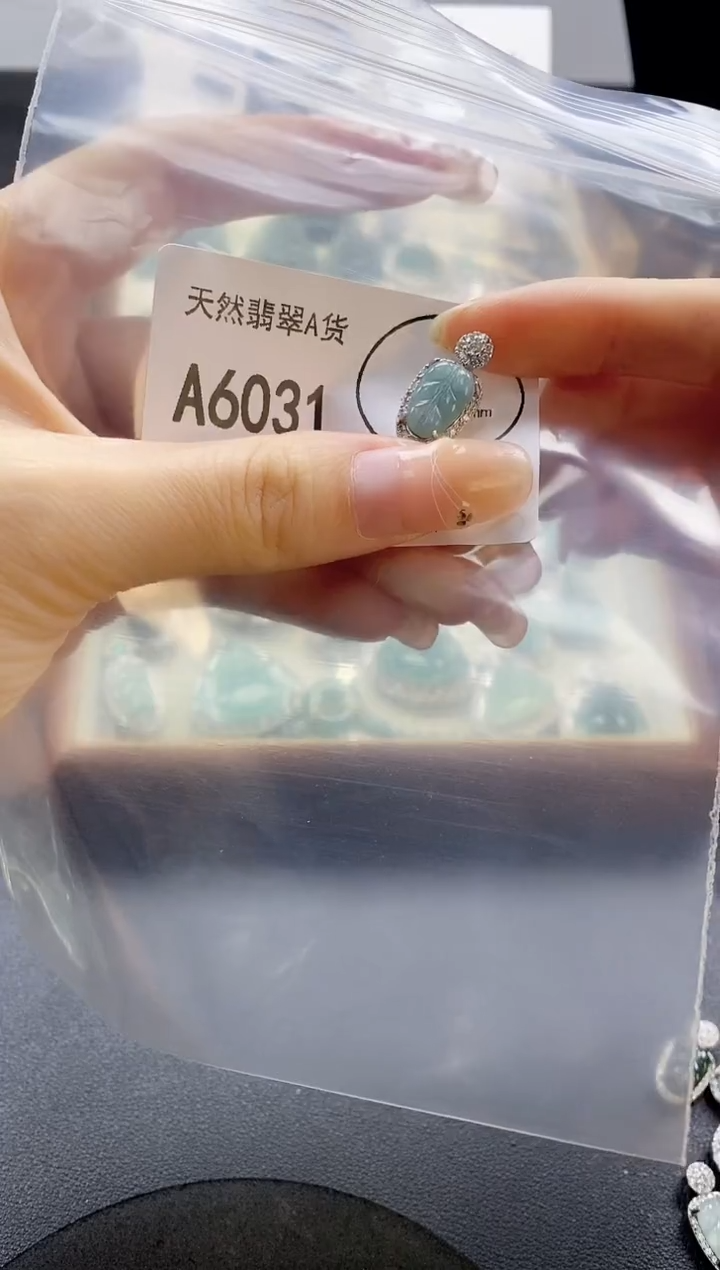 翡翠未镶嵌吊坠(赠链)天然翡翠A货
