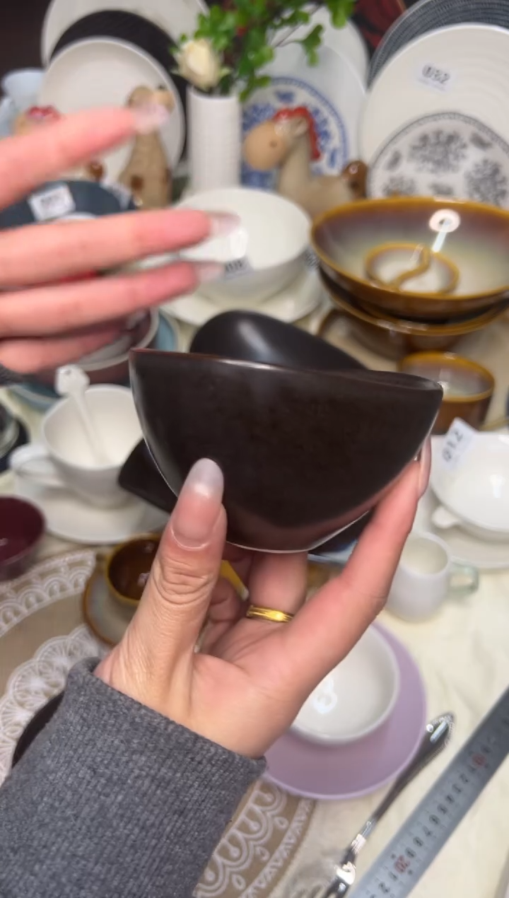 新骨瓷016 瑕疵 冰点棕 5,5寸 异形碗