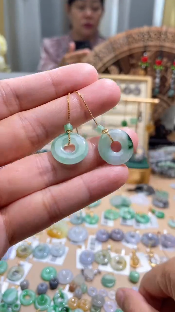 【闪购商品】翡翠颈饰未镶嵌甜甜圈一对