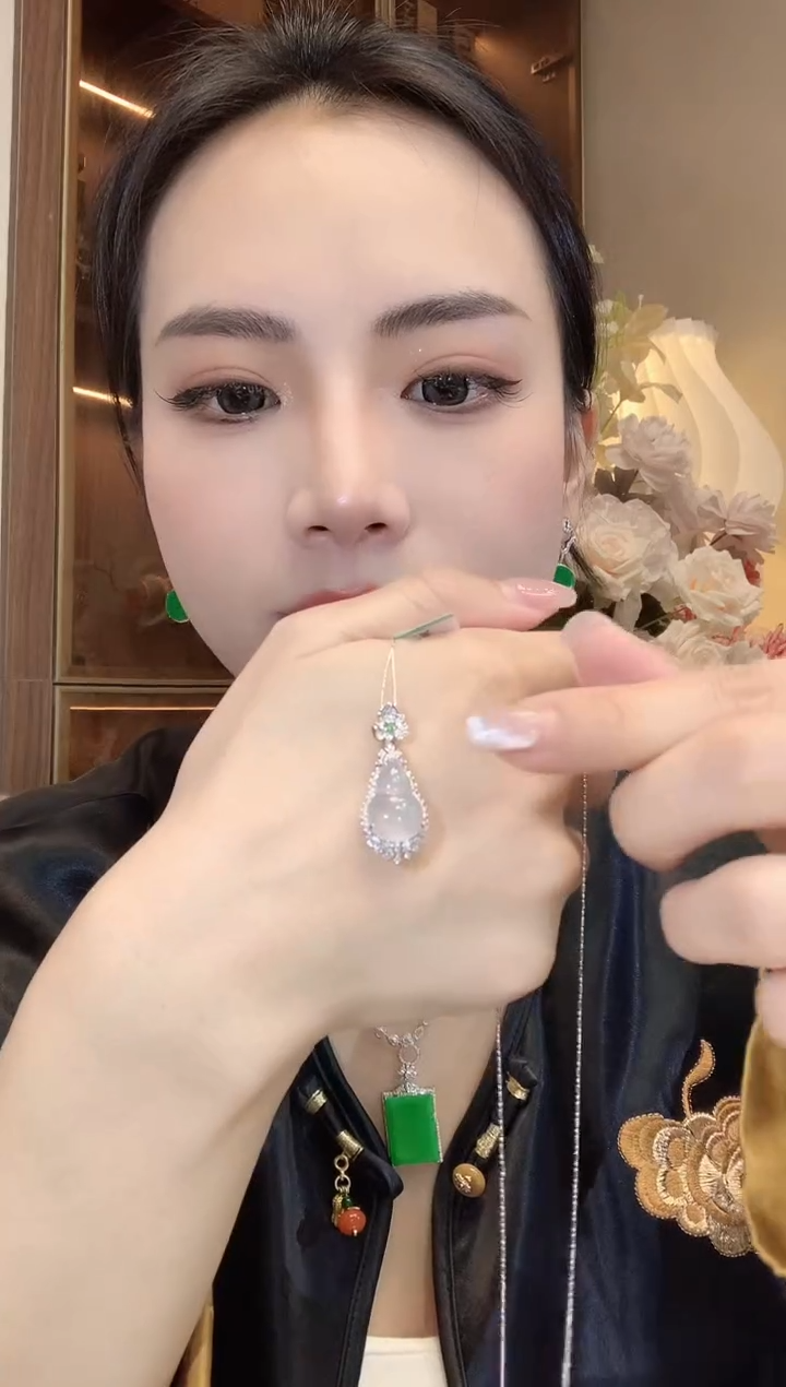 【闪购商品】翡翠吊坠(不含链)18K金镶嵌A11