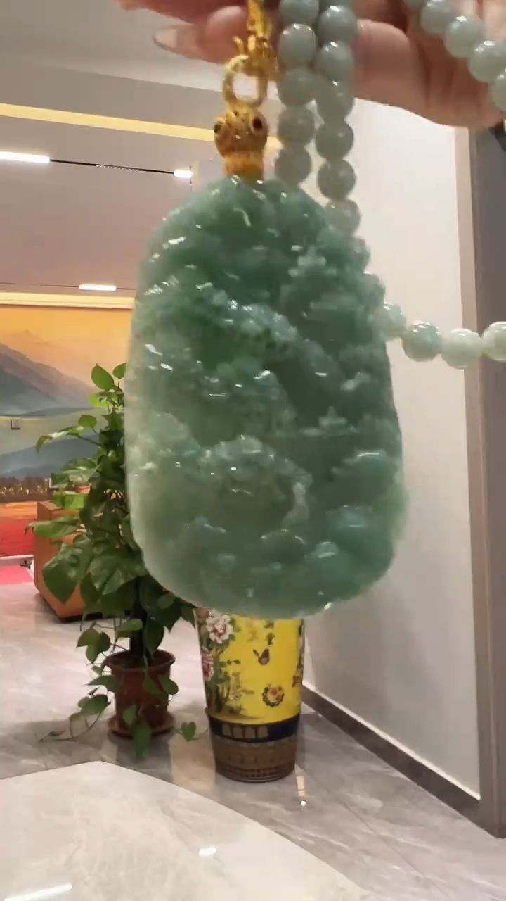 翡翠未镶嵌颈饰山水