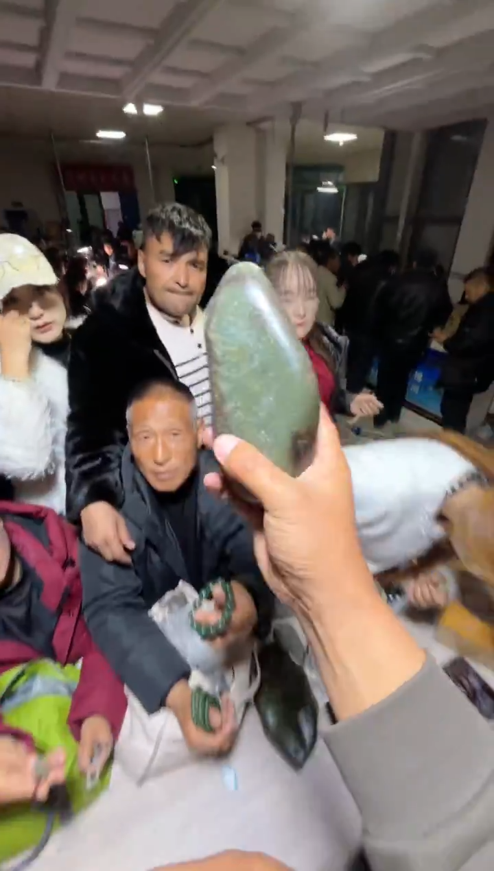 未镶嵌和田玉（糖玉）挂件和田玉