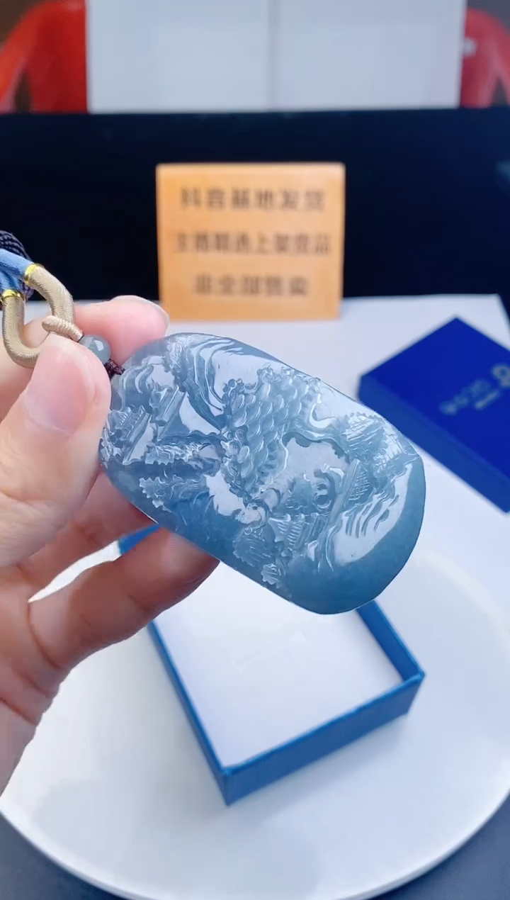 颈饰未镶嵌翡翠   