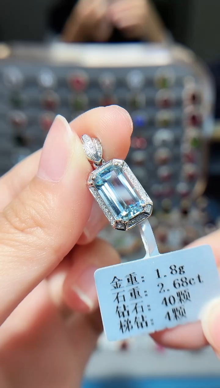 18K金镶嵌颈饰海蓝宝石2.68.