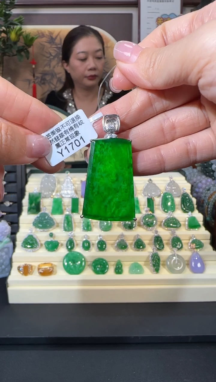 颈饰18K金镶嵌翡翠Y1701 无事牌