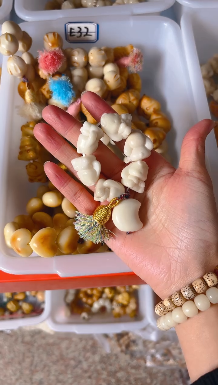 吊坠菩提根/象牙果白色长耳兔手捻 月呀