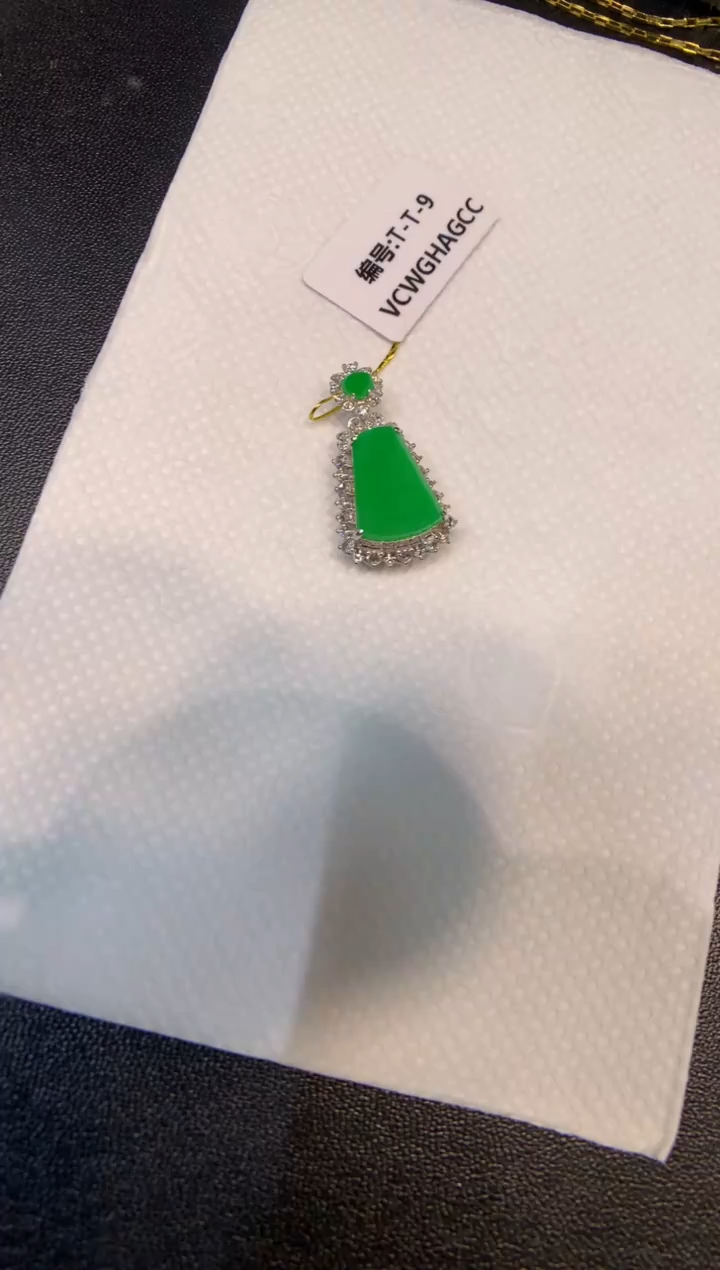 颈饰18K金镶嵌翡翠无事牌