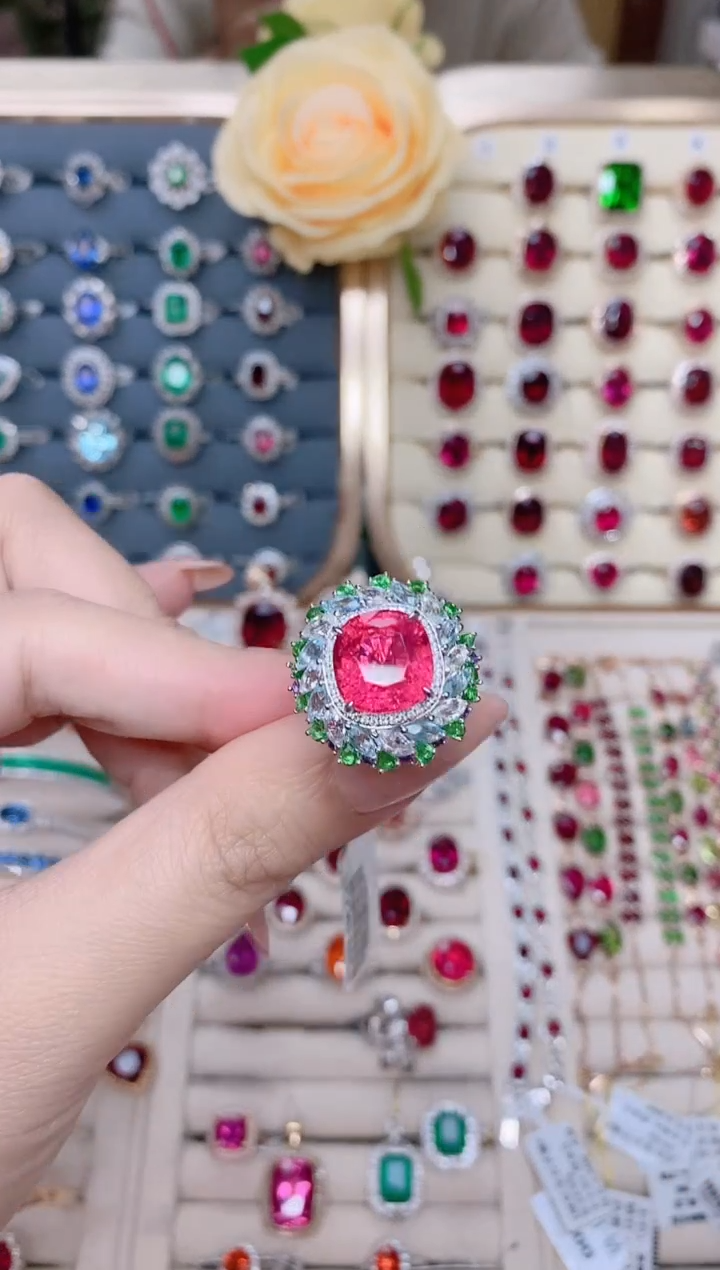 碧玺戒指18K金镶嵌碧玺.