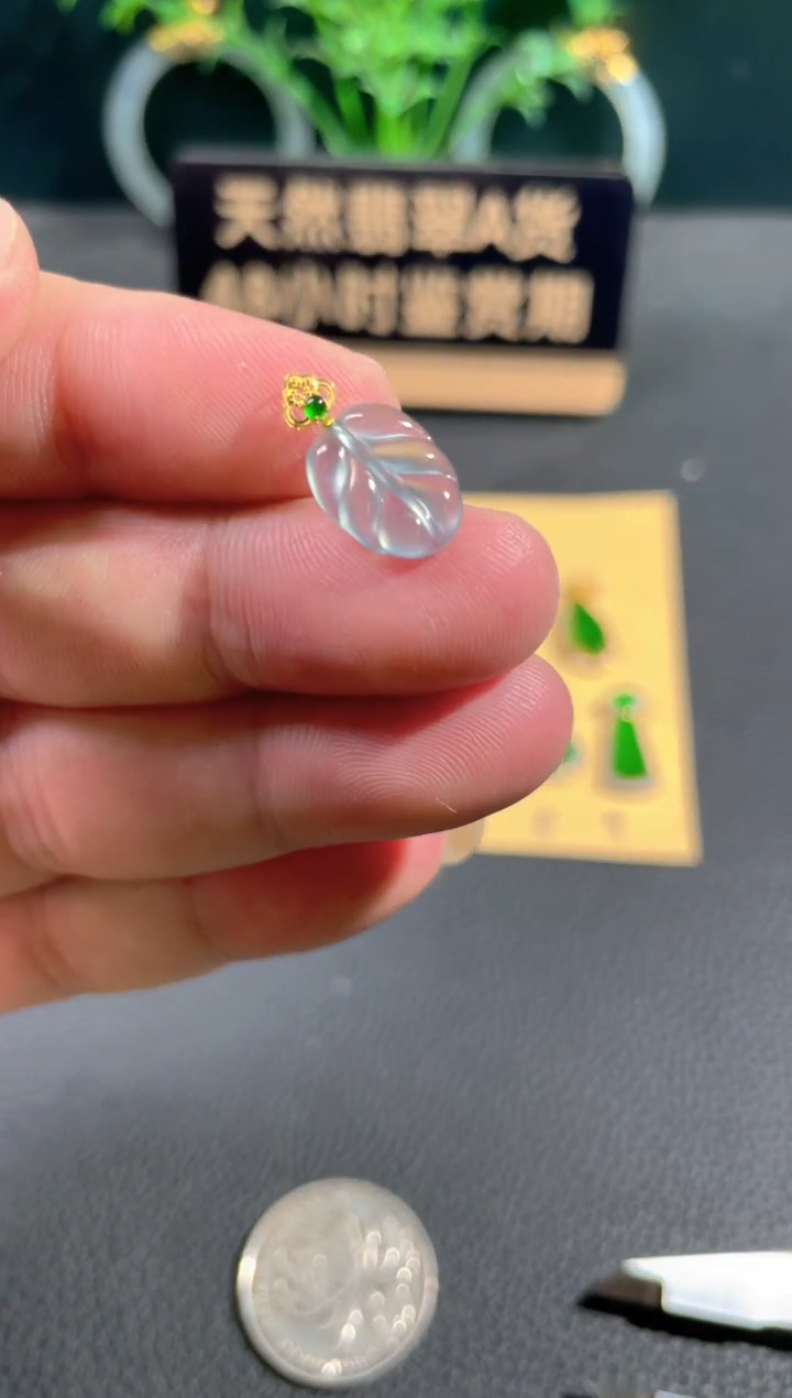 翡翠18K金镶嵌颈饰翡翠