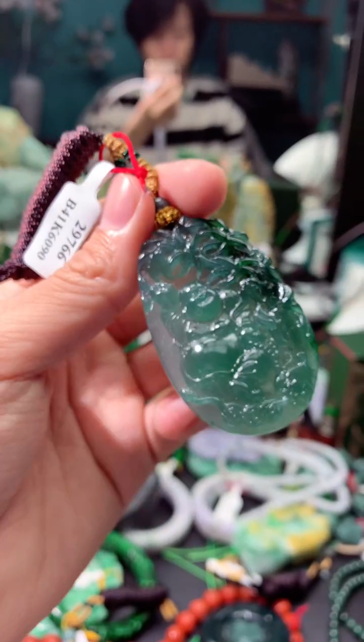 颈饰未镶嵌翡翠今***少天然缅甸翡翠a货 