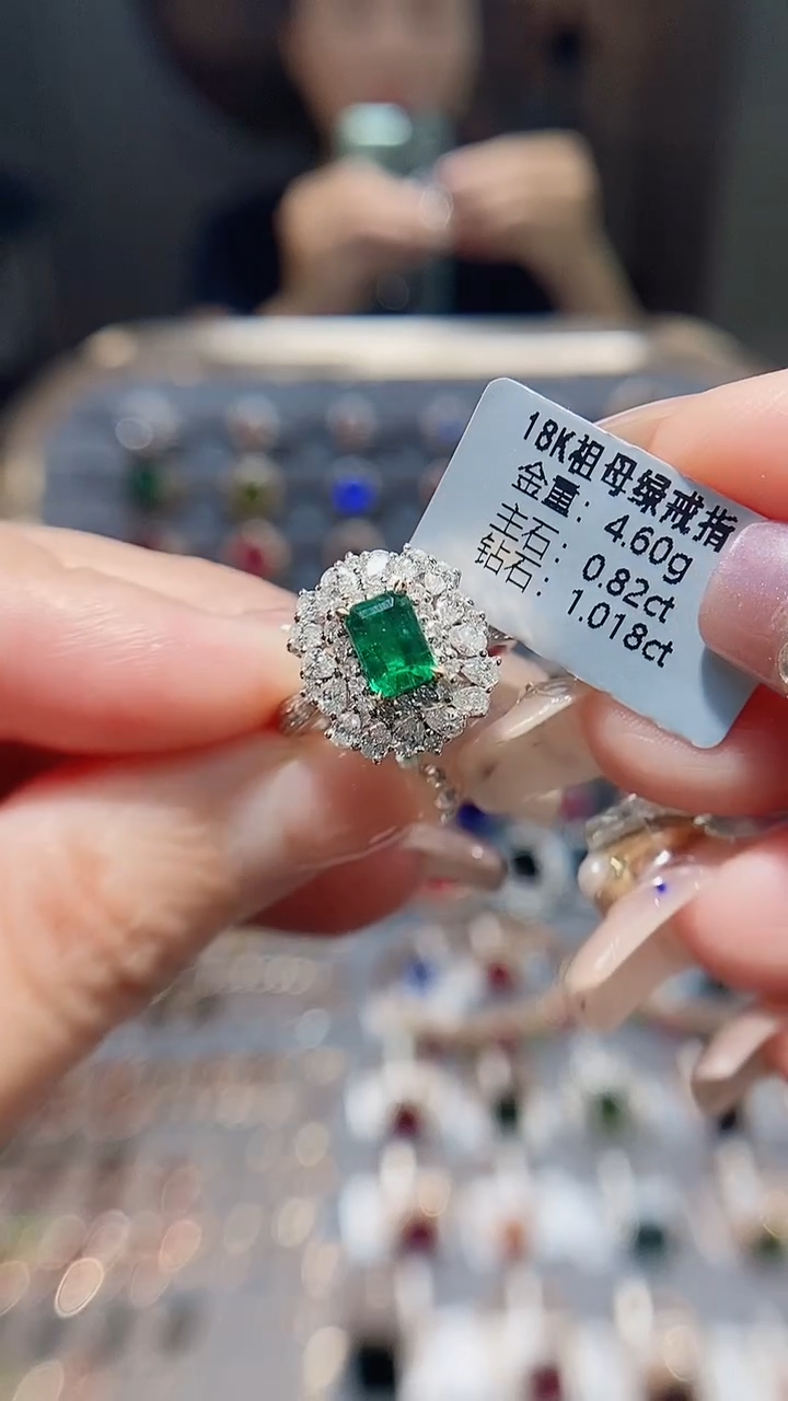 18K金镶嵌戒指祖母绿0.82