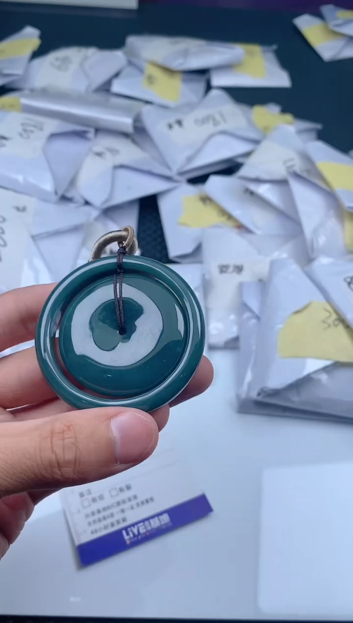 翡翠未镶嵌颈饰            