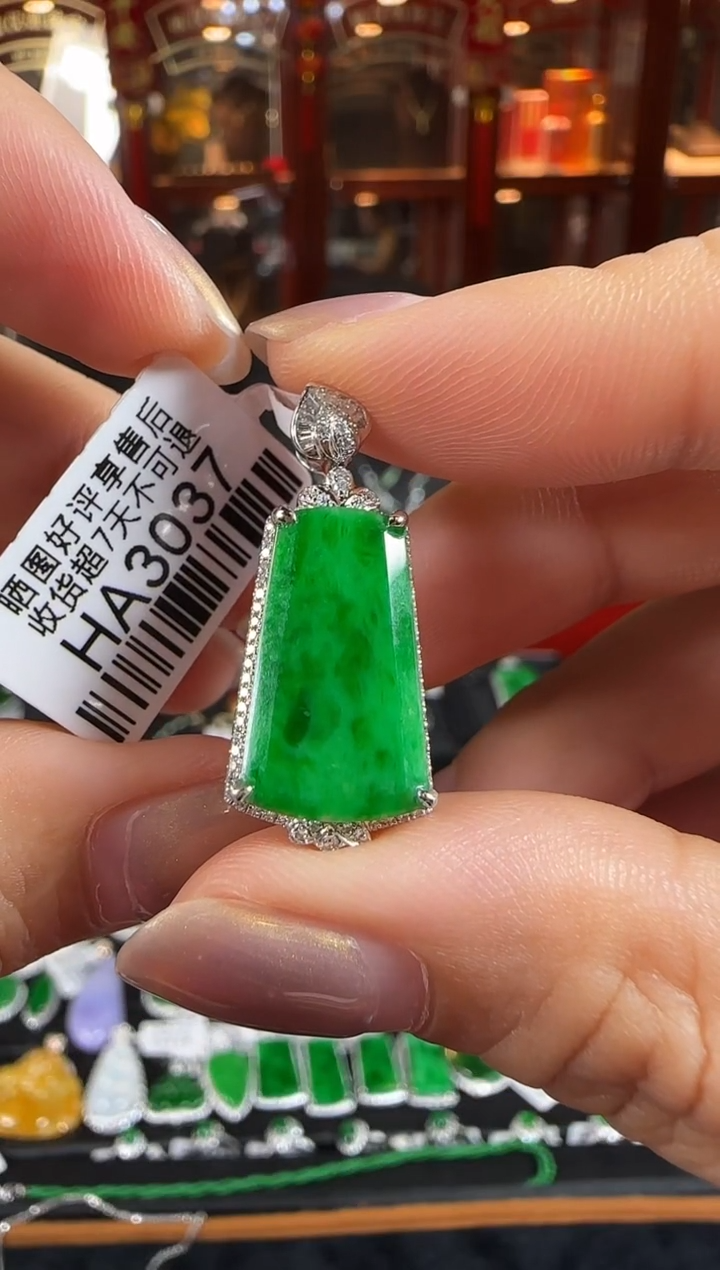颈饰18K金镶嵌翡翠HA3037冰辣绿无事牌