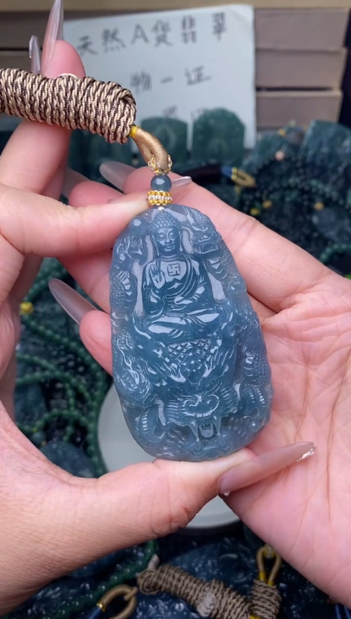 翡翠未镶嵌颈饰          
