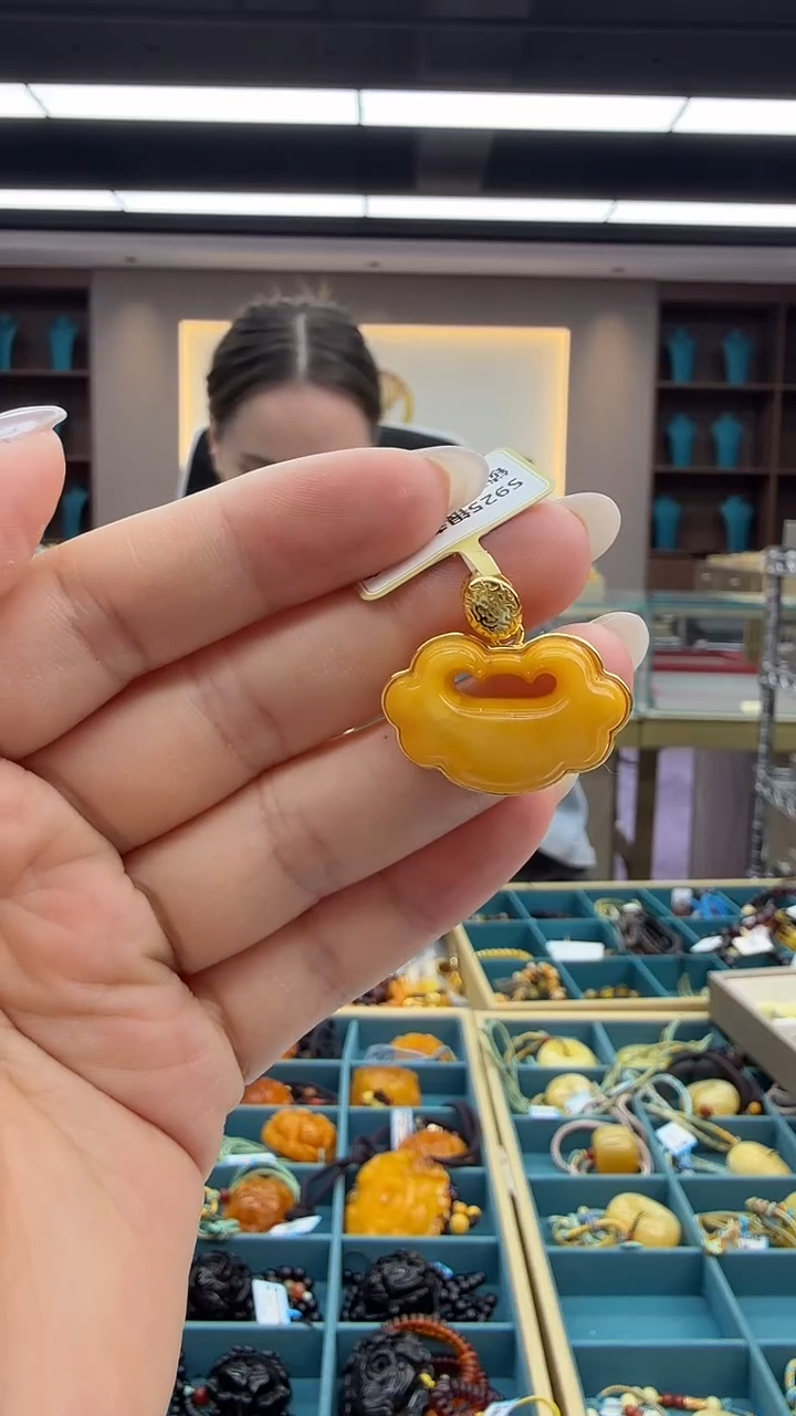 琥珀颈饰未镶嵌71秒拍号 假一罚三 