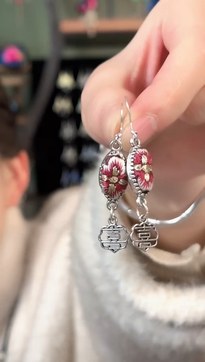 彩云南阁非遗老绣苗银饰品120