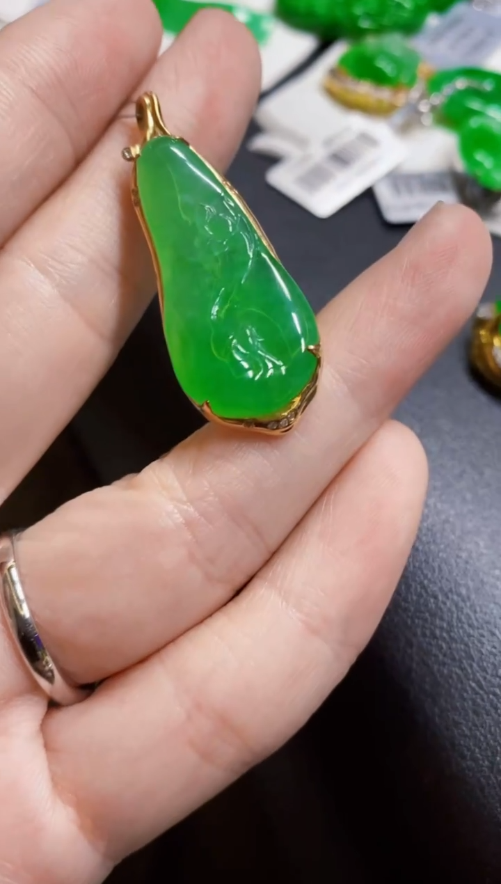颈饰18K金镶嵌翡翠随型