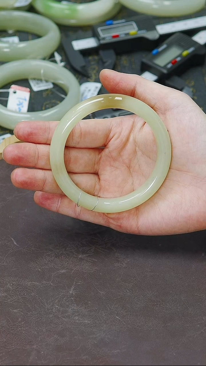 未镶嵌手镯和田玉58-59圈口正装黄玉一口糖