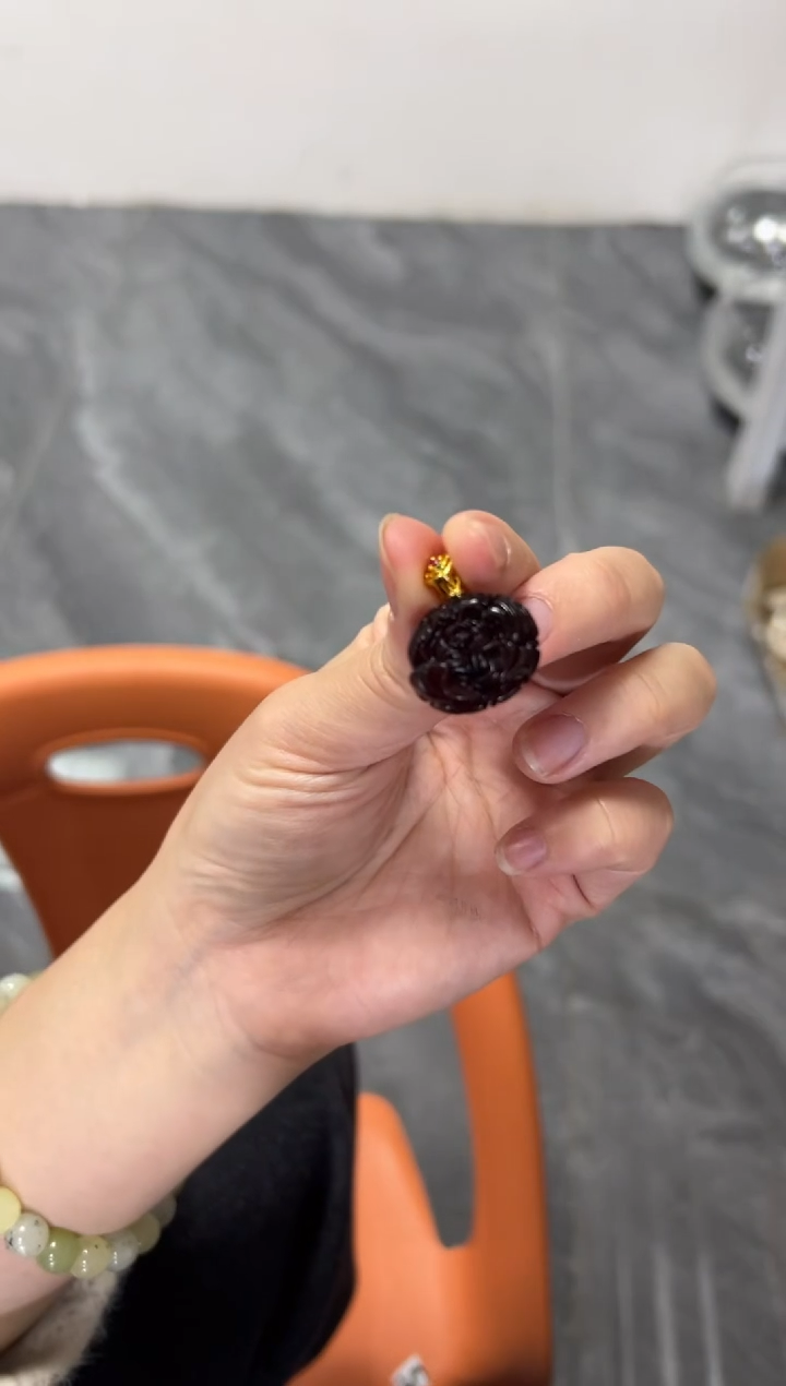 血珀颈饰未镶嵌血泊牡丹花镶嵌款吊坠[94]