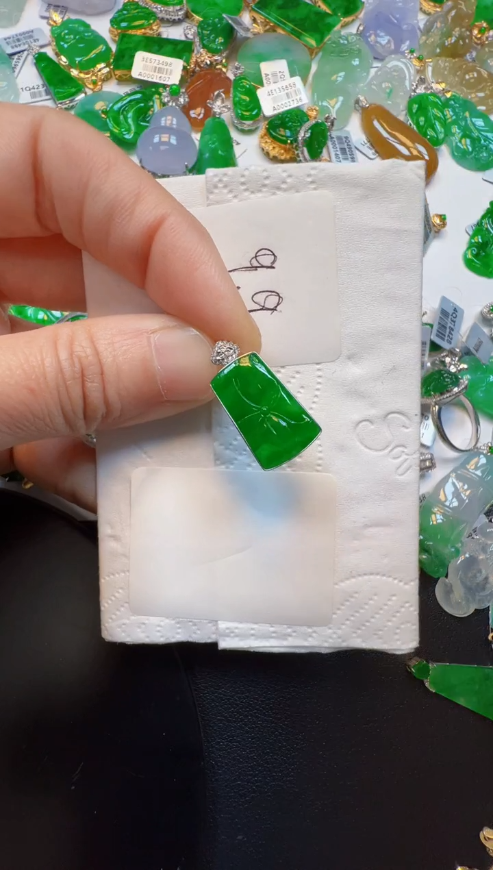 【闪购商品】翡翠吊坠(不含链)18K金镶嵌2980