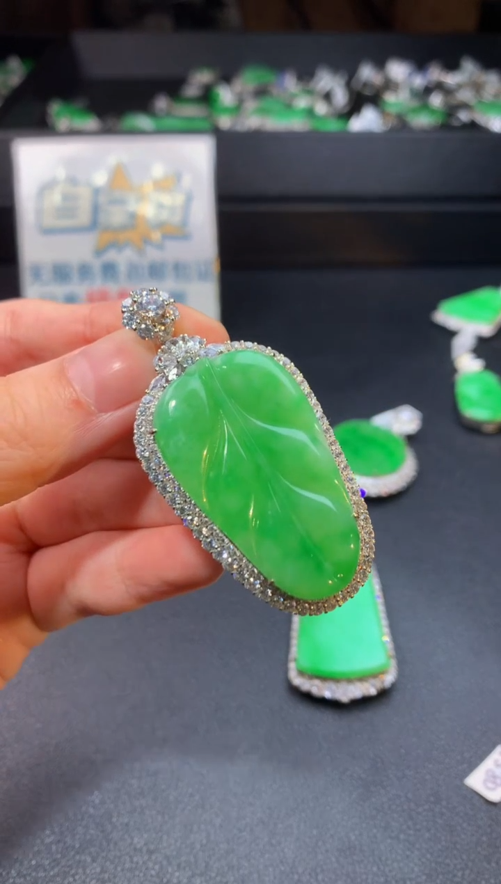翡翠银S925镶嵌颈饰翡翠