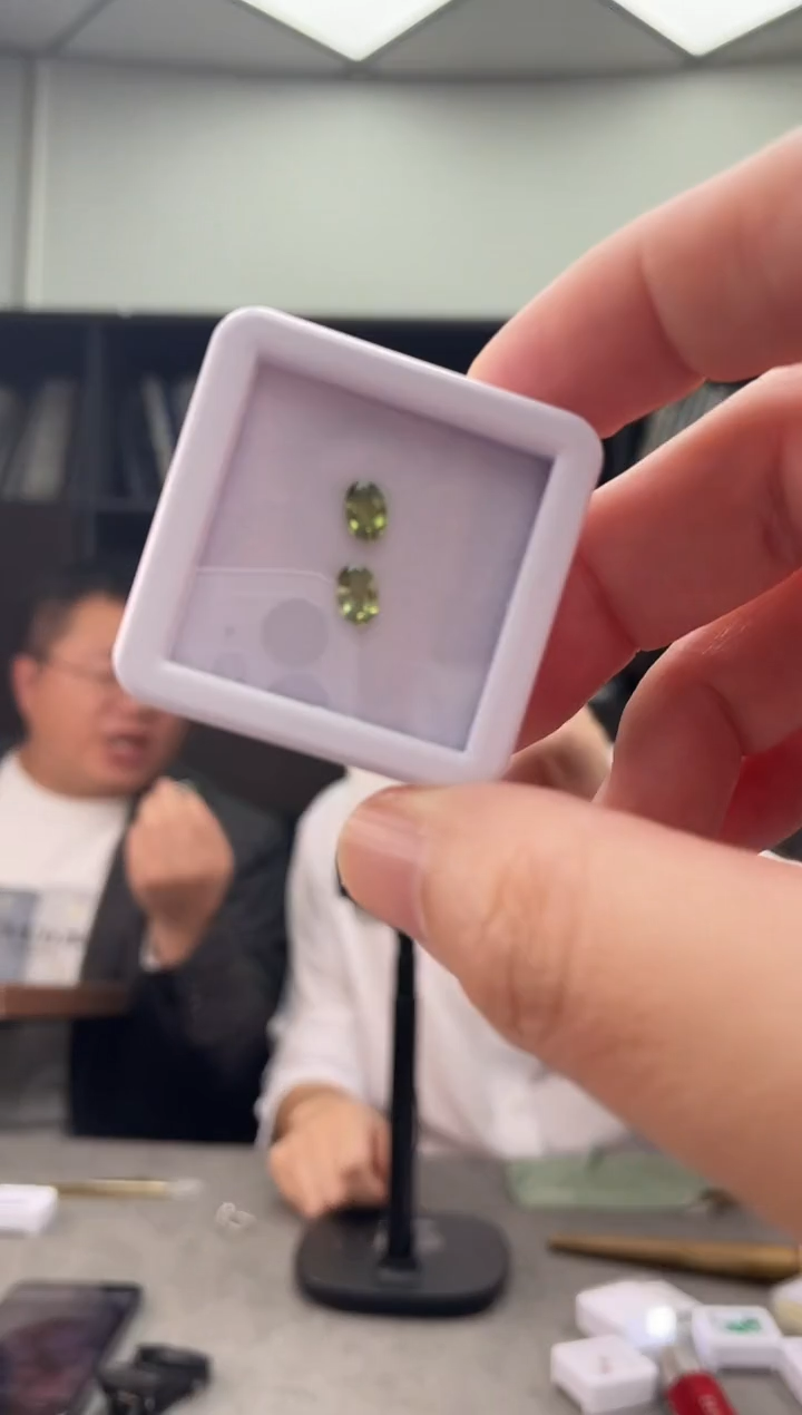 裸石蓝宝石茜绿色蓝宝石一对（中奖）