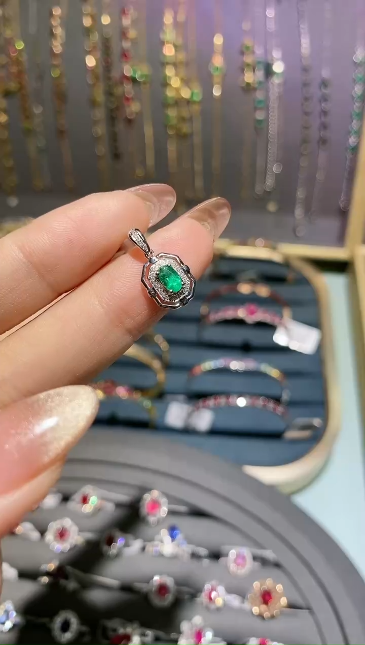 【闪购商品】祖母绿颈饰18K金镶嵌吊坠