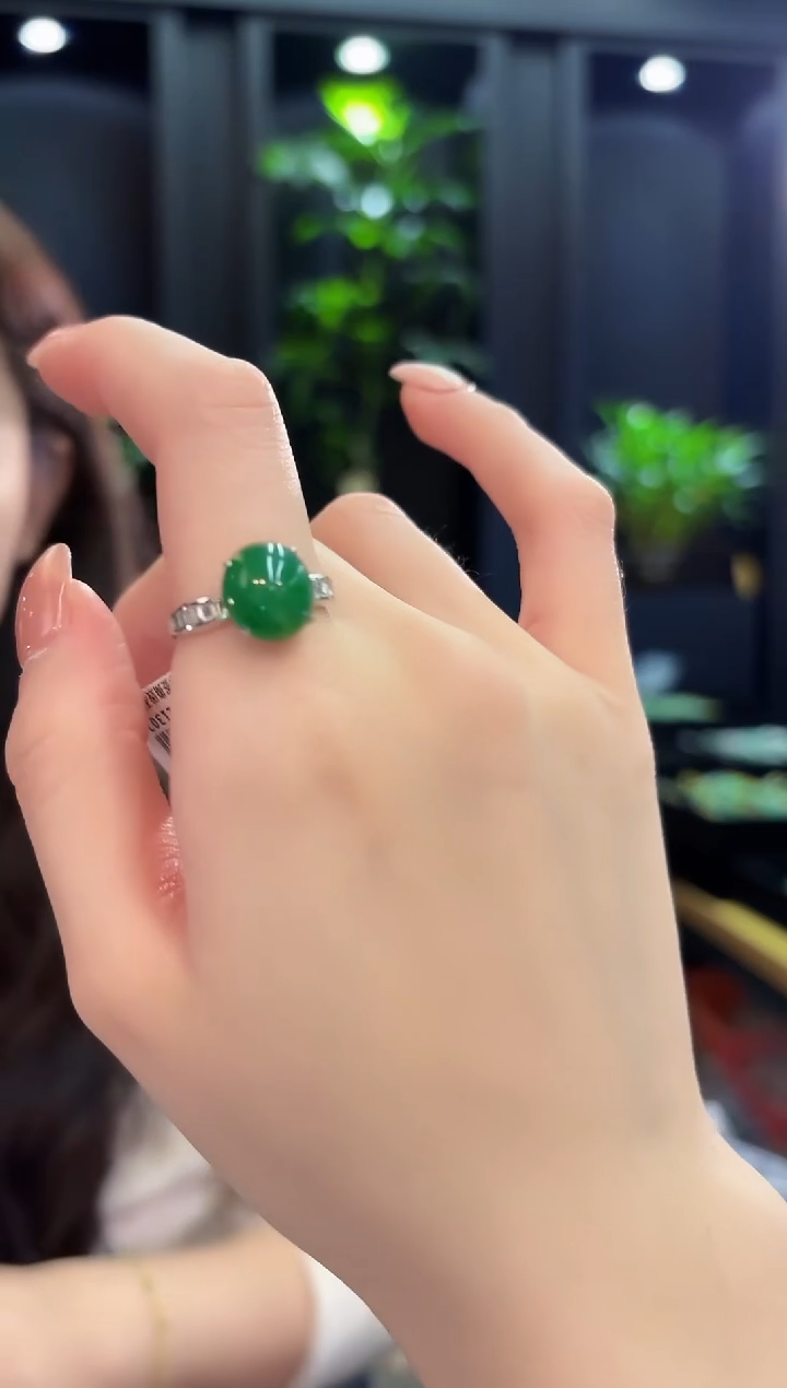 18K金镶嵌戒指翡翠 缅甸A货/支持复检/一件