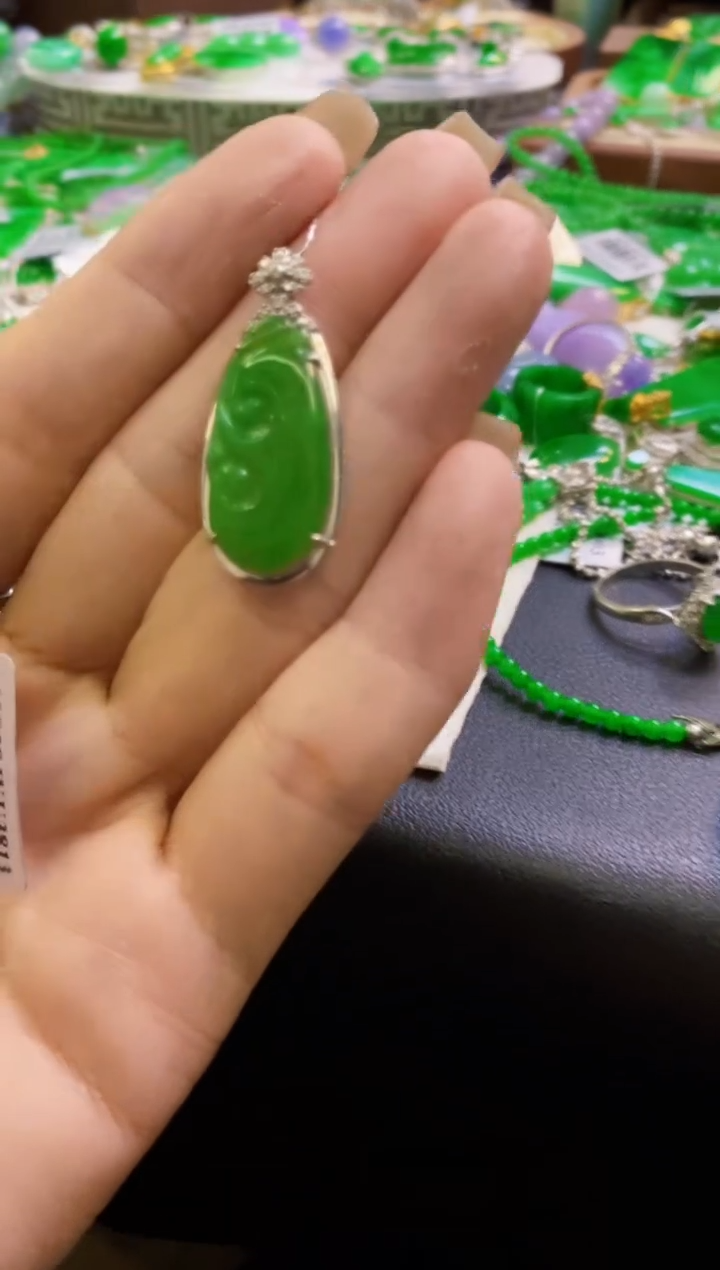 【闪购商品】翡翠颈饰18K金镶嵌吊坠