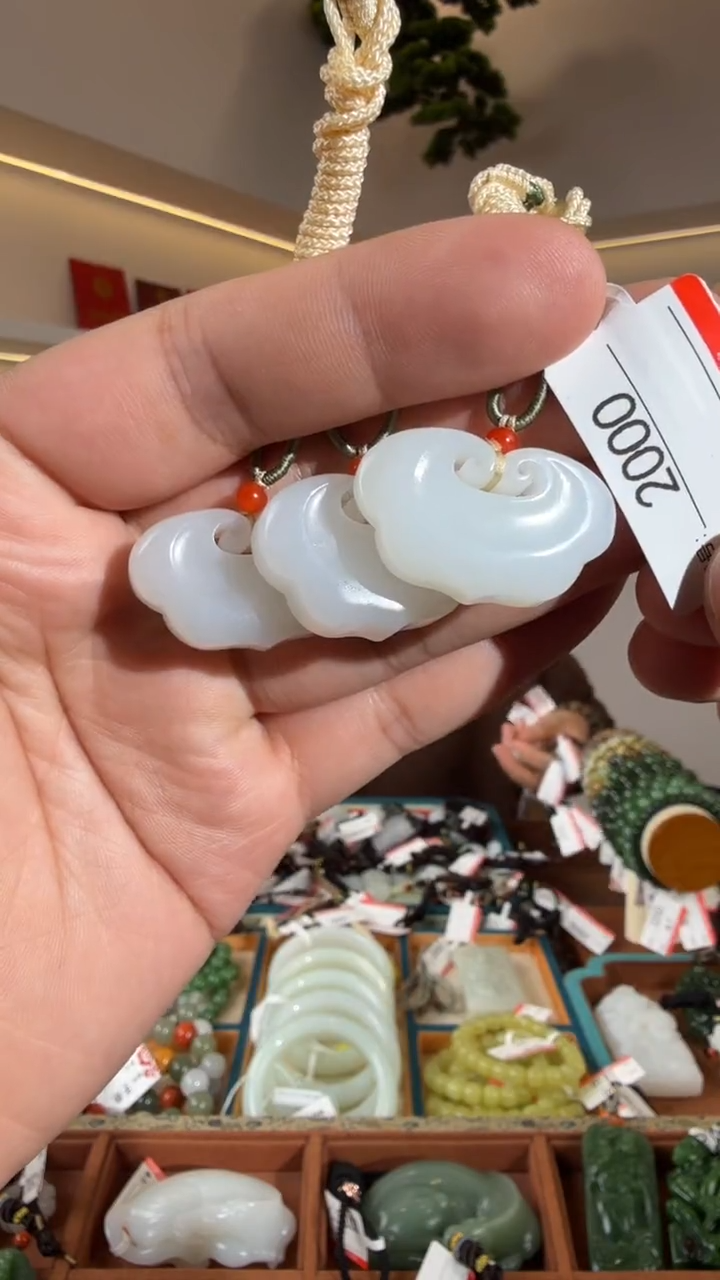 颈饰未镶嵌和田玉多样性发货发其中一件