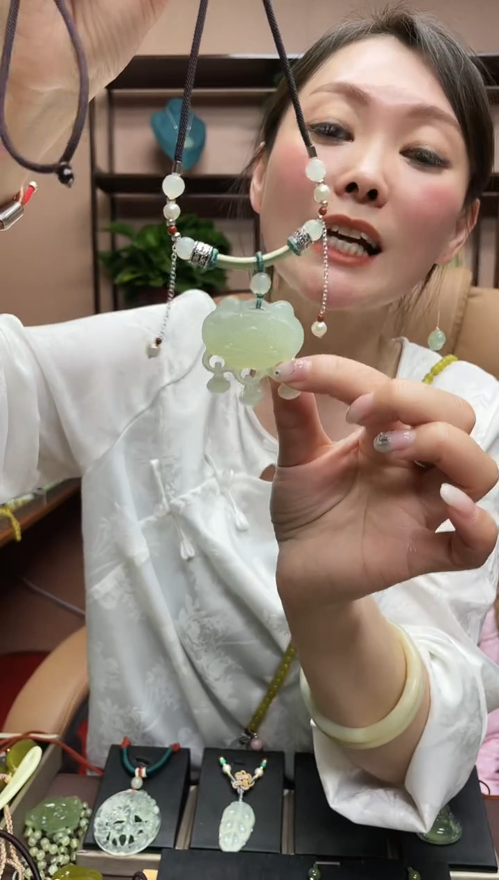 【闪购商品】蛇纹石玉吊坠未镶嵌·