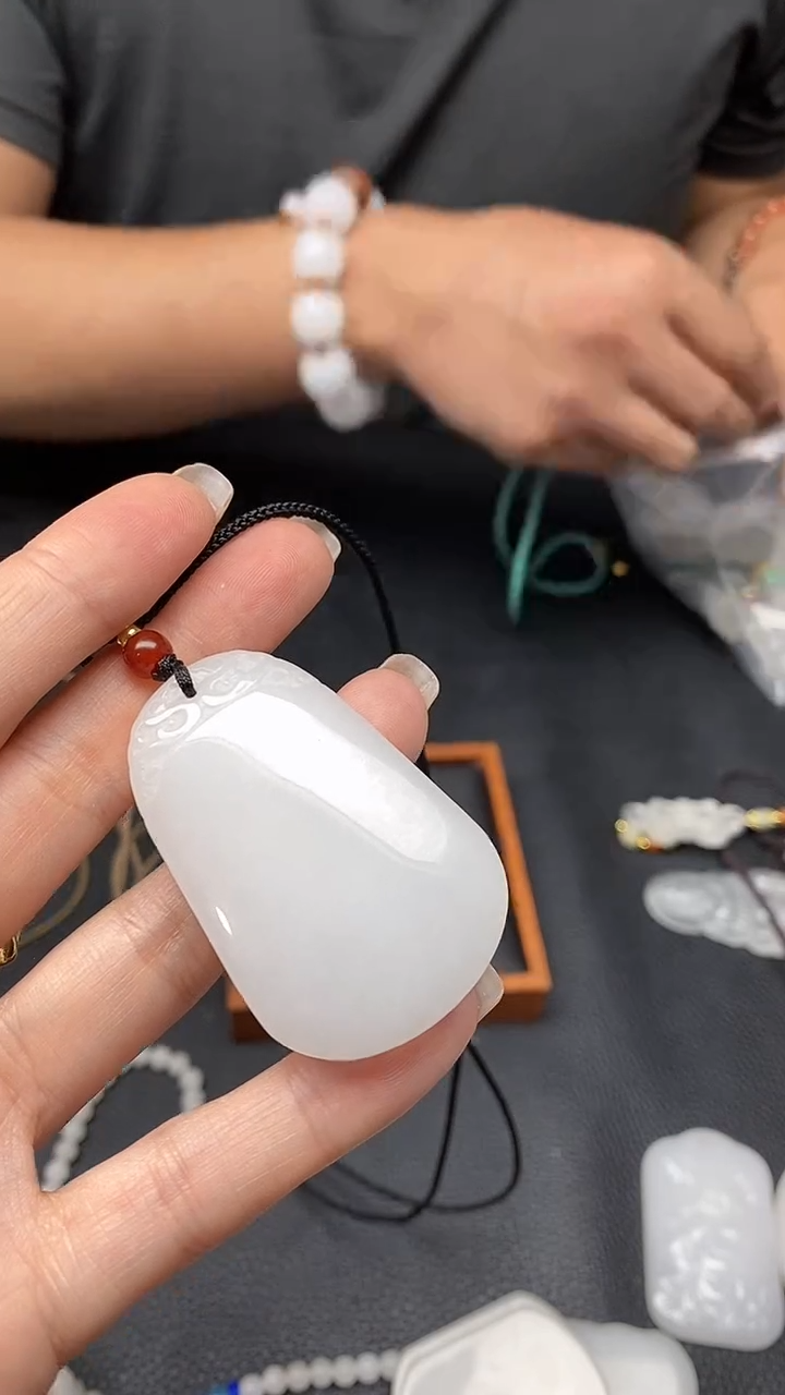 玉材质：    金丝玉   女 无事牌