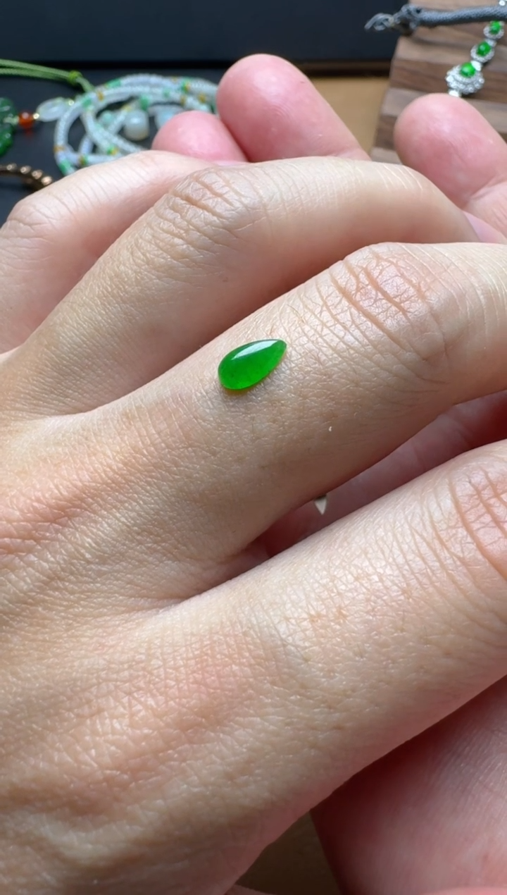 【闪购商品】翡翠颈饰未镶嵌绿水滴