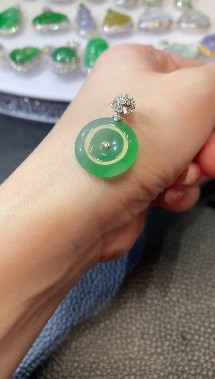 【闪购商品】翡翠吊坠(不含链)18K金镶嵌A51