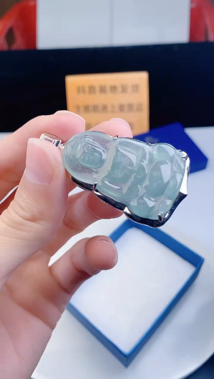 颈饰未镶嵌翡翠   